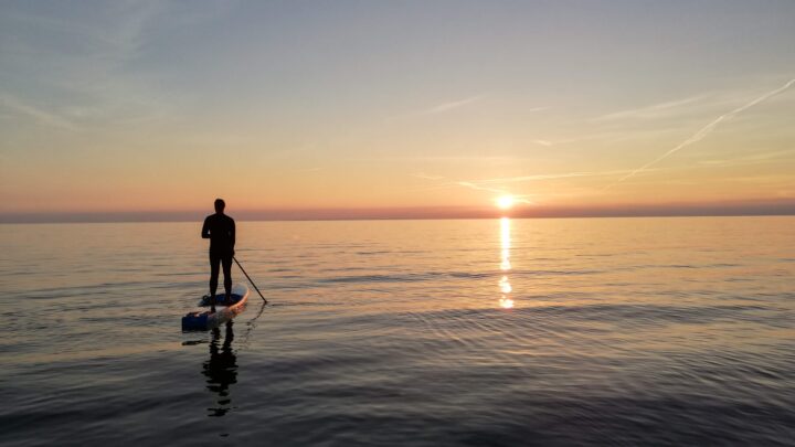 Stand up Paddle solnedgang med bobler