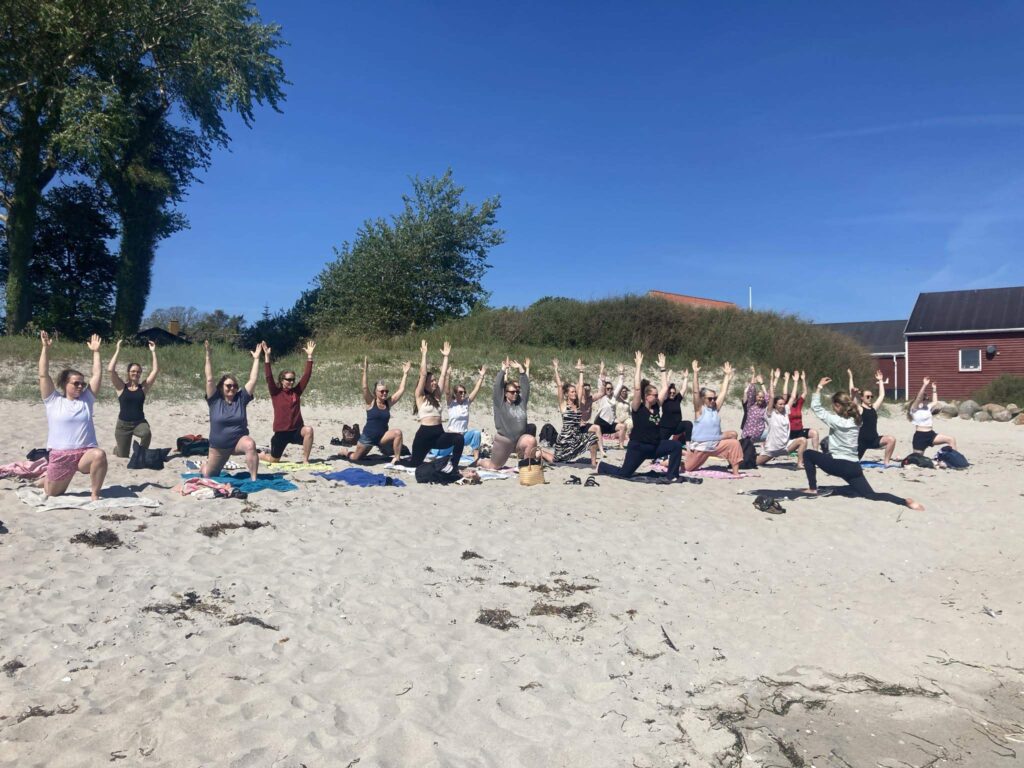 yoga for gruppe ballen strand samsø